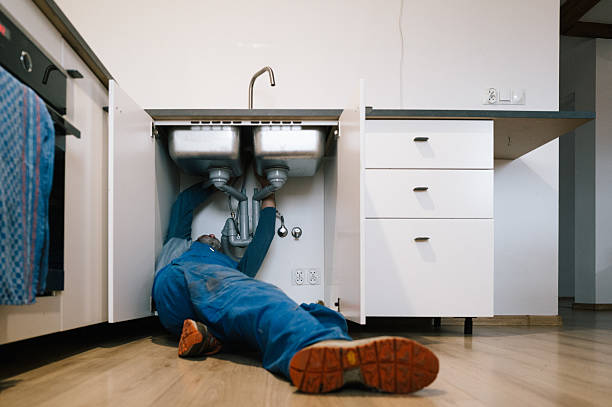 Professional Plumbing technician working in Oak Park, MI
